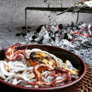 cooked seafood on brown bowl