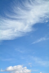 chmury na niebie - obrazy, fototapety, plakaty