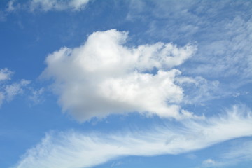 Naklejka premium chmury na niebie