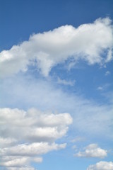 chmury na niebie