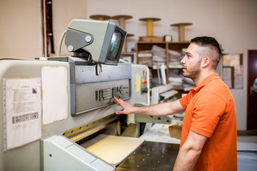 Obraz premium Man working in printing factory