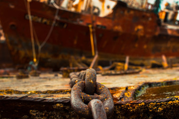 Cadena de ancla de un barco encallado