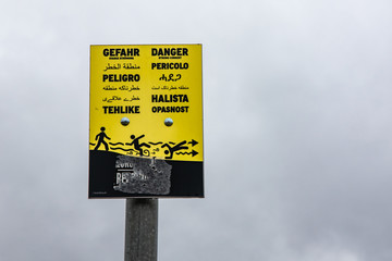 Hinweisschild Starke Strömung