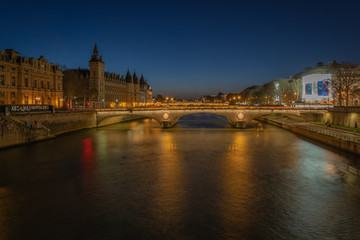 Fototapeta premium Paris, France - 03 10 2019: Palace of the City and Bridge to change by night