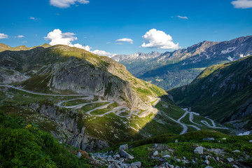 Obraz premium Alte, bekannte Gotthardpassstrasse namens Tremola. Kurvige Bergstrasse in den Alpen.