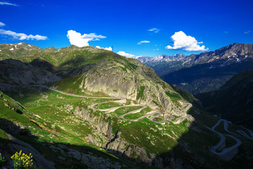 Fototapeta na wymiar Alte, bekannte Gotthardpassstrasse namens Tremola. Kurvige Bergstrasse in den Alpen.