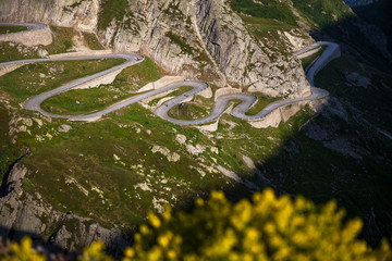 Alte, bekannte Gotthardpassstrasse namens Tremola. Kurvige Bergstrasse in den Alpen.