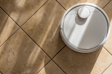 Zeitersparnis im Haushalt durch Bodenpflege mit einem smarten Saugroboter