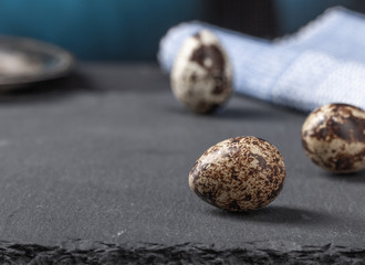 Jaja przepiorek na kamiennym blacie , serwetka i tacka. © ff25