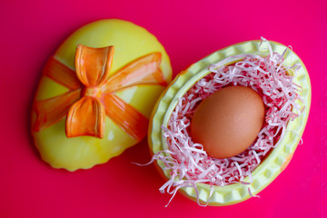Fototapeta na wymiar egg in a gift box on pink