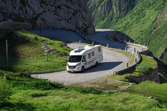 Reisemobil auf einer kurvigen Strasse in den Schweizer Bergen