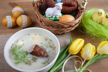 Polskie tradycyjne śniadanie wielkanocne - barszcz biały z jajkiem i kiełbasą