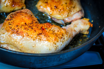 Fry the chicken leg in a pan.