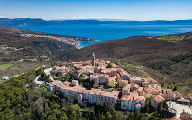Obraz premium Aerial shot of the Croatian town Labin with a beautiful background featuring the port of Rabac