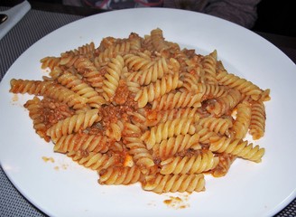 Spiral macaroni with tomato and minced meat
