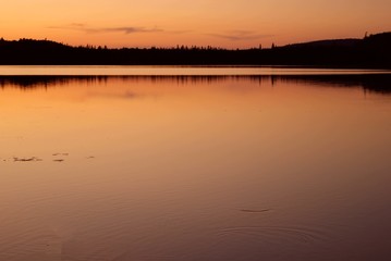 Superbe coucher de soleil sur un lac de pêche du Québec