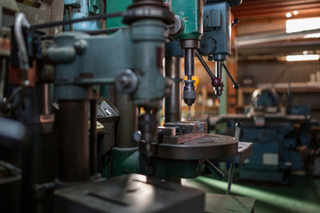 ボール盤で穴あけ作業