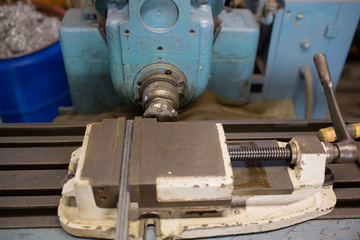 横フライスで切削作業