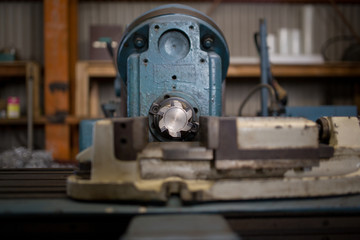 横フライスで切削作業
