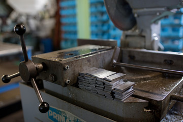 メタルソーで材料を切断