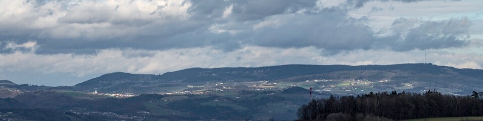 bewölkte hügelige Landschaft mit Sendemasten