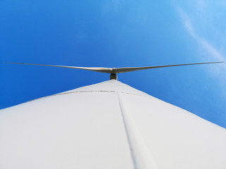 En dessous d'une éolienne contre le mat