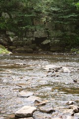 Rivière avec petite caverne 