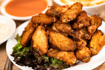 ALITAS DE POLLO CON PAPAS A LA FRANCESA