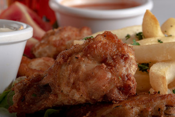 ALITAS DE POLLO CON PAPAS A LA FRANCESA