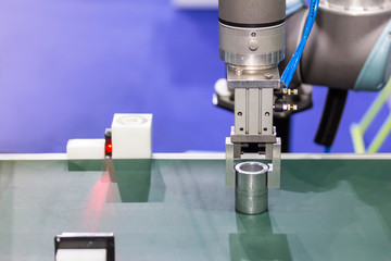 high technology and precision robot grip for catch product  in manufacturing process