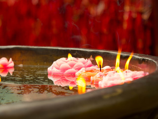 velas sobre el agua templo budista