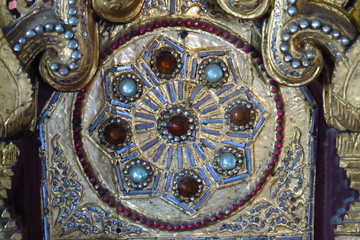 Detail ornemental avec pierres précieuses 