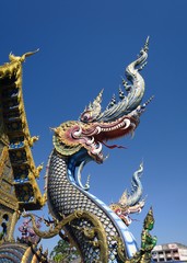Fototapeta na wymiar Toit de pagode et dragon