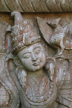 Tete de divinité sculptée en bois 