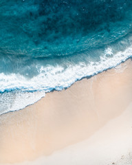 Belle photo aérienne d& 39 une plage au sable fin, eau bleu turquoise. Top shot d& 39 une scène de plage avec un drone
