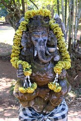 Statue d'elephant avec collier de fleur