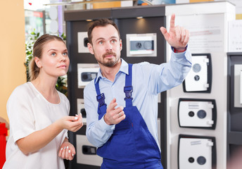 Obraz premium woman looking safe with expert