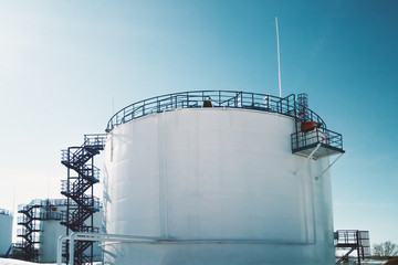 Obraz premium tank in the reservoir park