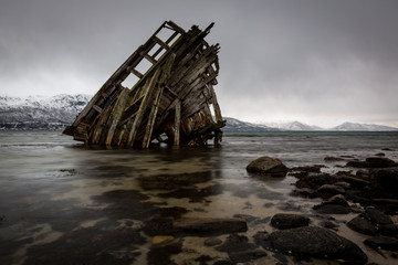 Naklejka premium Altes Schiff im Regen