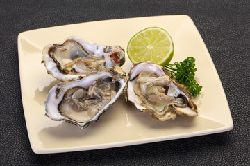 Oysters with lime and parsley