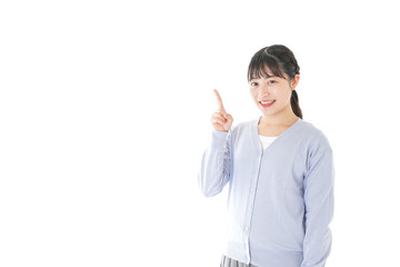 指を指す若い女性