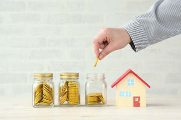 住宅資金を貯める男性