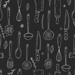 Nahtloses Vektormuster von Elementen mit handgezeichneten Küchenwerkzeugen auf einem Tafelhintergrund. © EnyaLis