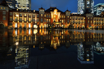 Obraz premium 雨降る東京駅の夜景