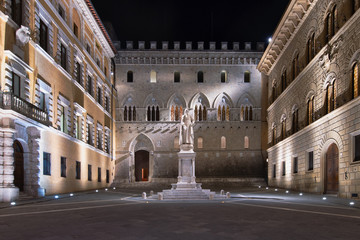 Fototapeta na wymiar Salimbeni square in Siena. With the monument of Sallustio Bandini