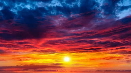 Tuinposter licht over de hemel. Paradijselijke hemel. Dramatische natuur achtergrond. Reis van de ziel. achtergrondhemel bij zonsondergang en dageraad. © yaalan