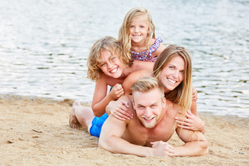 Familie mit zwei Kindern hat Spaß am Strand