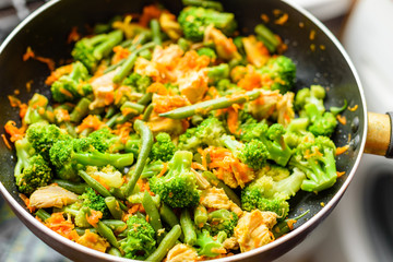 Preparation of a tasty garnish from fresh vegetables and meat
