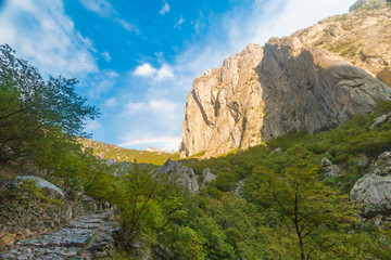 Regenbogen mit Bergpanorama im Paklenica Nationalpark in Kroatien