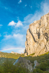 Regenbogen mit Bergpanorama im Paklenica Nationalpark in Kroatien